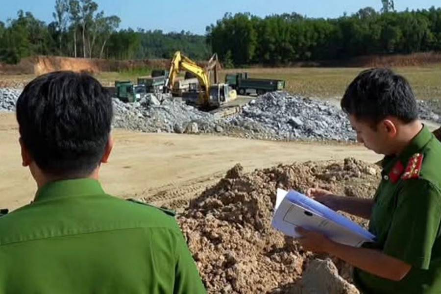 Khởi tố giám đốc công ty bán đất san lấp sai quy định