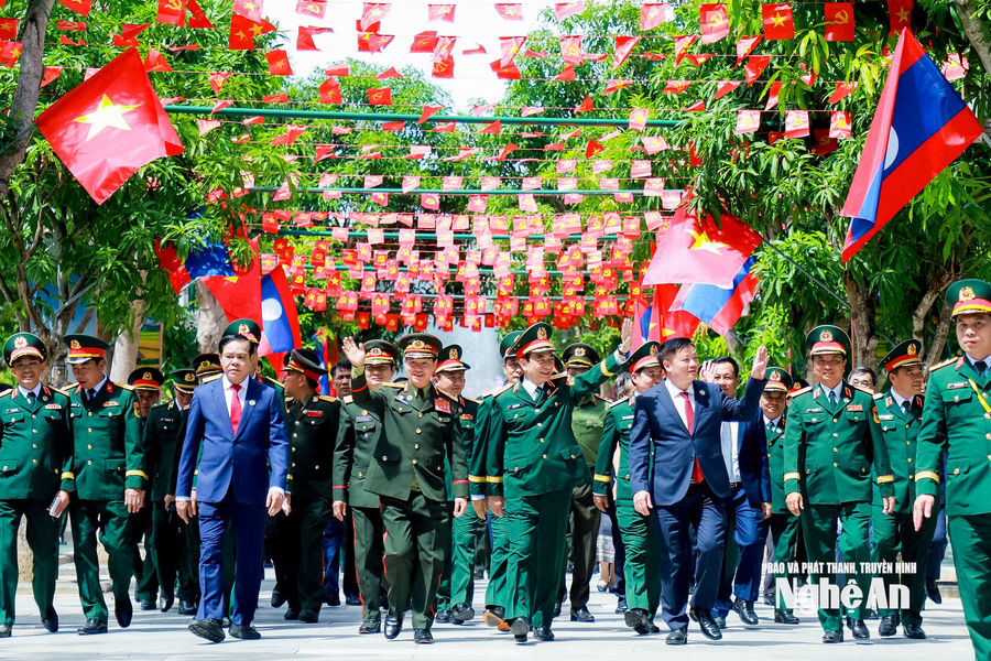 Phó Thủ tướng, Bộ trưởng Quốc phòng Việt Nam, Lào dâng hương tưởng niệm Chủ tịch Hồ Chí Minh tại Kim Liên