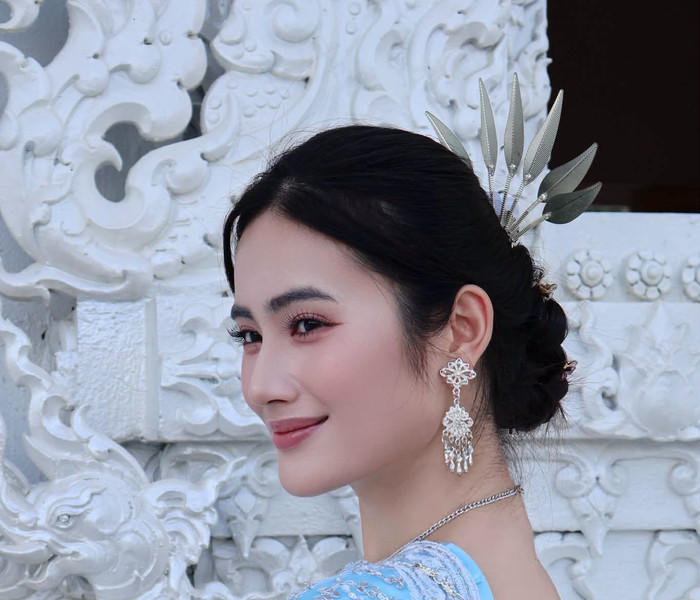 Hoa hậu Ý Nhi gây ấn tượng với tạo hình thiếu nữ Thái Lan tại xứ sở Chùa Vàng