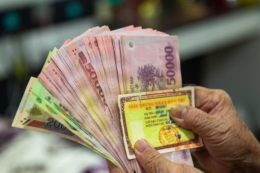 Tăng lương tối thiểu: Đừng để giá cả 'ăn mòn' thu nhập