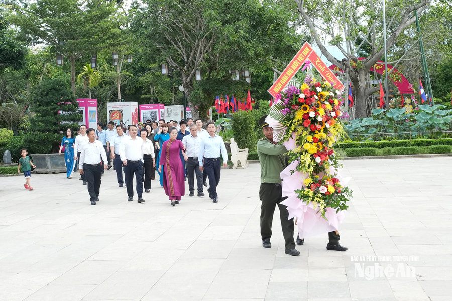 Thống đốc Ngân hàng Nhà nước Việt Nam dâng hương tưởng niệm Chủ tịch Hồ Chí Minh và các Anh hùng liệt sĩ