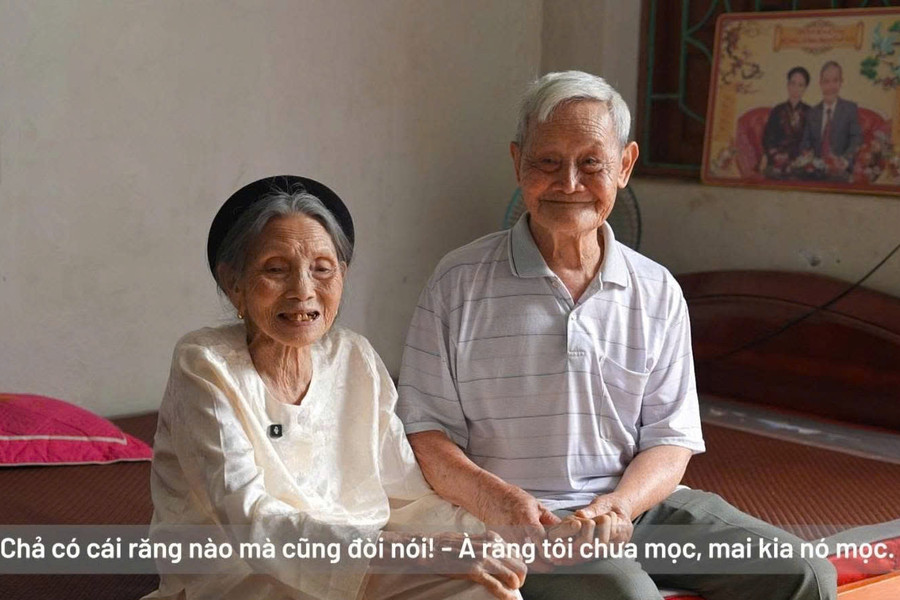 Bí quyết hôn nhân hơn 7 thập kỷ của cụ ông 101 tuổi chăm vợ từng bữa ăn