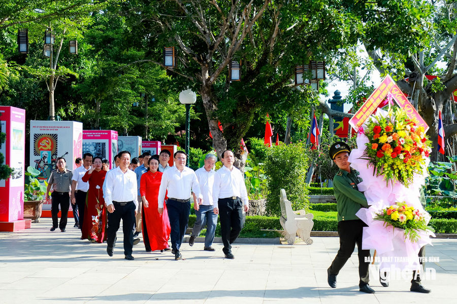Bộ trưởng Bộ Tư pháp dâng hoa, dâng hương tưởng niệm Chủ tịch Hồ Chí Minh, tặng quà gia đình chính sách tại Nghệ An