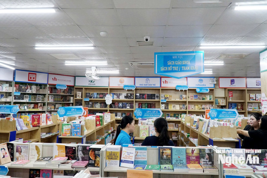 Giá sách giáo khoa “Giảm nhiệt” trước năm học mới