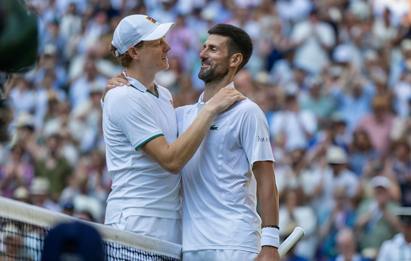 Jannik Sinner khuất phục Novak Djokovic: Đẳng cấp số 1 và tấm vé chung kết Wimbledon 2026