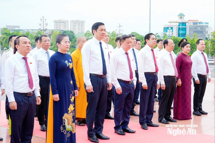 Đoàn đại biểu HĐND tỉnh Nghệ An dâng hoa tưởng niệm Chủ tịch Hồ Chí Minh