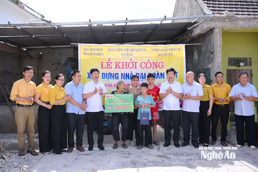 Báo và phát thanh, truyền hình Nghệ An trao hỗ trợ xây dựng nhà ở cho hộ nghèo tại xã Tân Châu