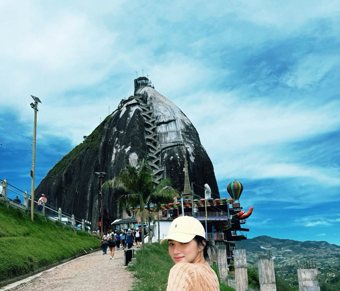 Hoa hậu Hương Giang khoe sắc vóc rạng rỡ tại Colombia với phong cách thời trang tối giản