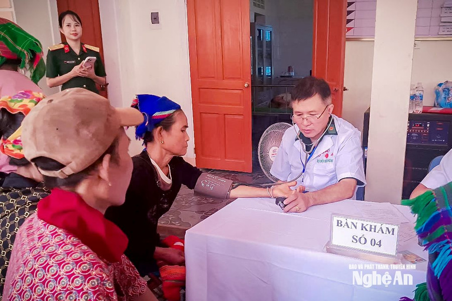 Nghệ An tổ chức chương trình khám bệnh, cấp thuốc miễn phí và trao quà tại xã biên giới Mường Típ