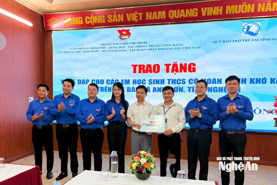 Tuổi trẻ các cơ quan Trung ương hỗ trợ 15 xe đạp cho học sinh khó khăn tại Nghệ An