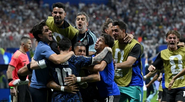 FIFA điều tra Argentina vụ biểu ngữ Falkland và lời cảnh tỉnh của Ibrahimovic cho tuyển Anh