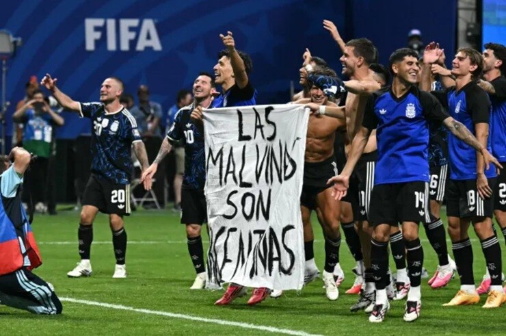 Argentina bảo toàn lực lượng cho chung kết World Cup sau sự cố biểu ngữ chính trị