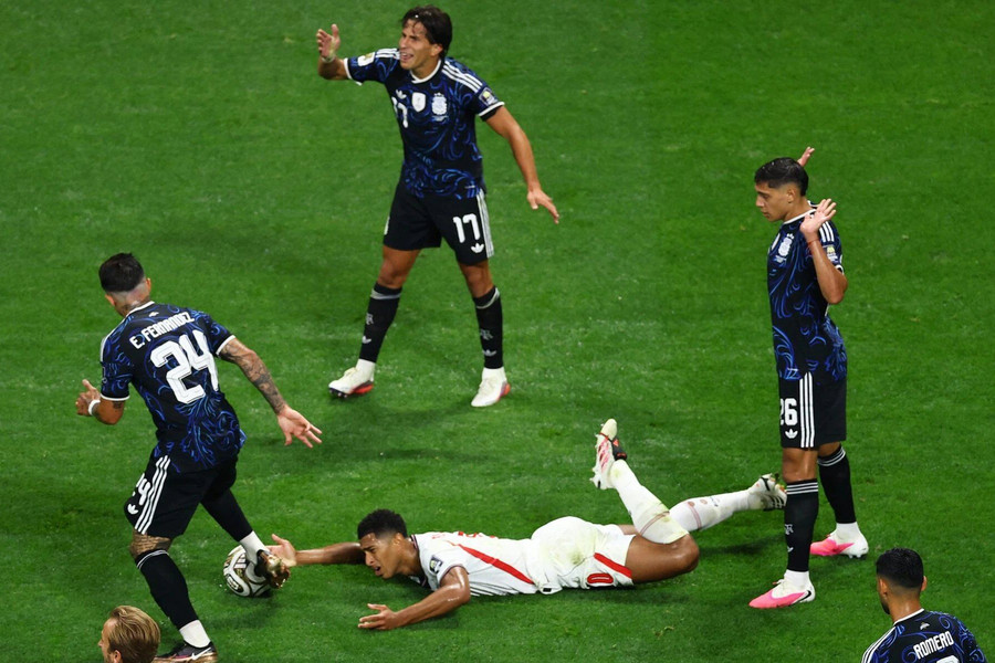Arsenal nhận hung tin từ William Saliba và tranh cãi 31 tiểu xảo của Argentina