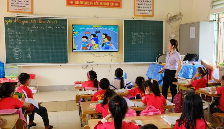 Cho phép cơ sở Giáo dục ký hợp đồng toàn thời gian với nhà giáo nghỉ hưu