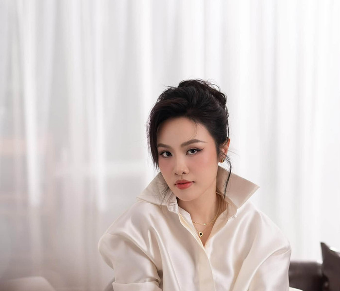 Á hậu Thủy Tiên gây ấn tượng với diện mạo sắc sảo và phong cách tối giản