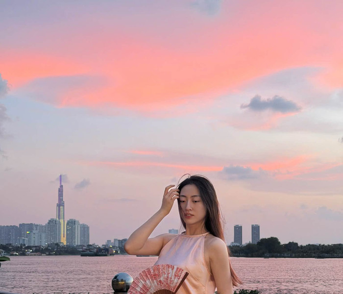 Hoa hậu Lương Thùy Linh khoe visual nàng thơ trong bộ ảnh hoàng hôn ven sông