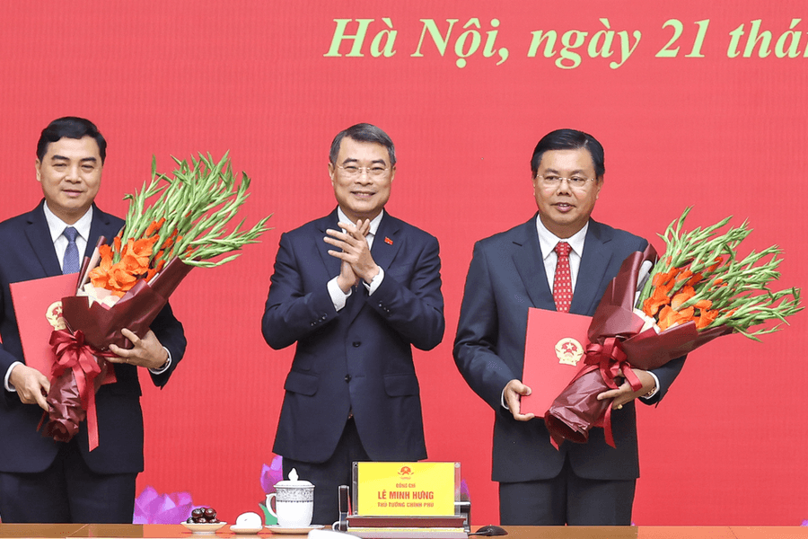 Thủ tướng trao quyết định giao Quyền Bộ trưởng Bộ Nội vụ và bổ nhiệm Thứ trưởng Thường trực Bộ Dân tộc và Tôn giáo