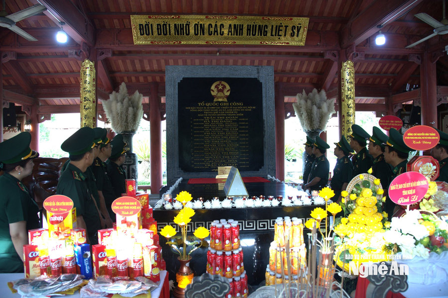 Bộ đội Biên phòng tỉnh Nghệ An dâng hoa, dâng hương tri ân các Anh hùng liệt sĩ