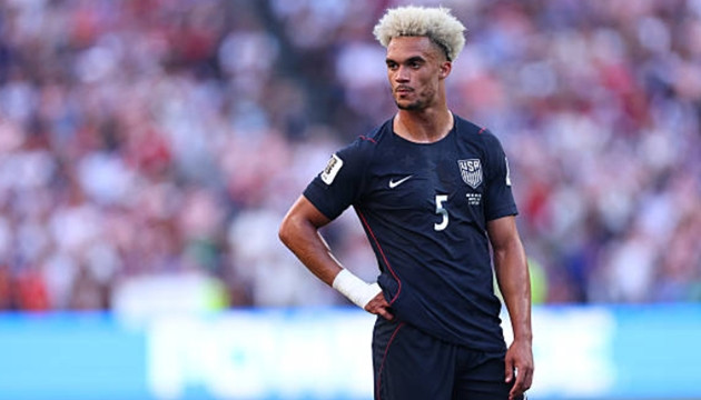 Manchester United săn đón Antonee Robinson: Lời giải 35 triệu bảng cho nỗi lo cánh trái