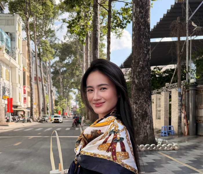 Hoa hậu Ý Nhi gây ấn tượng mạnh với nhan sắc rạng rỡ và phong cách dạo phố thanh lịch