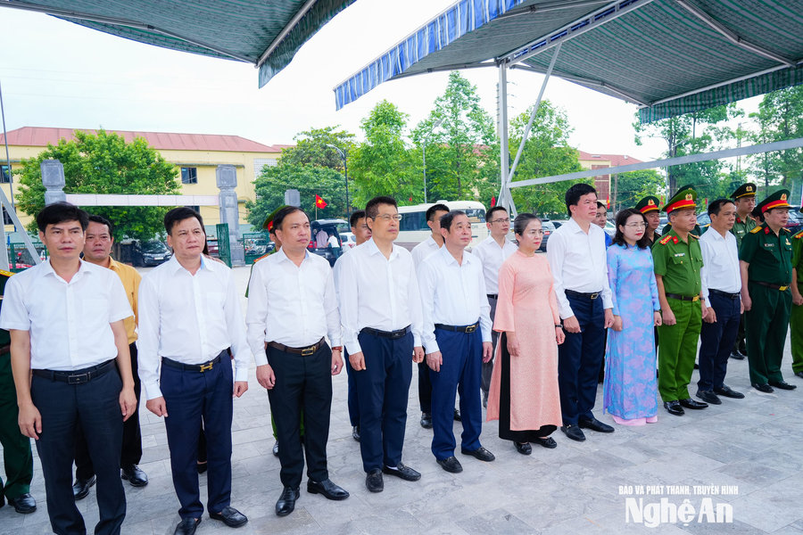 Phó Bí thư Tỉnh ủy Võ Thị Minh Sinh dâng hương tri ân các Anh hùng liệt sĩ, thăm gia đình người có công tại xã Đô Lương