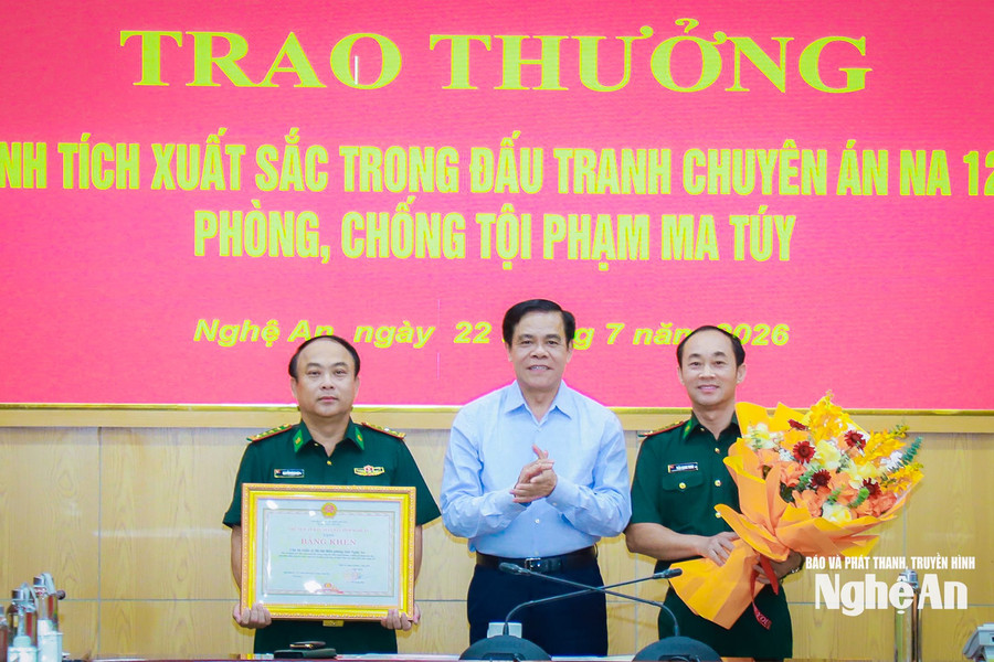 Chủ tịch UBND tỉnh Nghệ An tặng Bằng khen, thưởng nóng lực lượng Biên phòng phá chuyên án ma túy