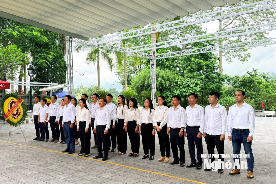 Đoàn công tác Đảng ủy các cơ quan Đảng tỉnh Nghệ An dâng hương tại Nghĩa trang Liệt sĩ Quốc gia Vị Xuyên