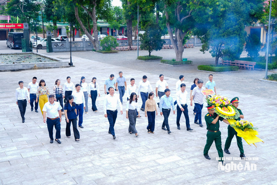 Thường trực HĐND tỉnh, Đoàn ĐBQH tỉnh dâng hoa, dâng hương tưởng niệm các Anh hùng liệt sĩ