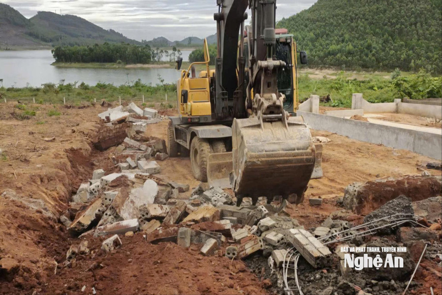 Nghệ An: Phường Hoàng Mai tháo dỡ lăng mộ xây trái phép trên đất rừng phòng hộ