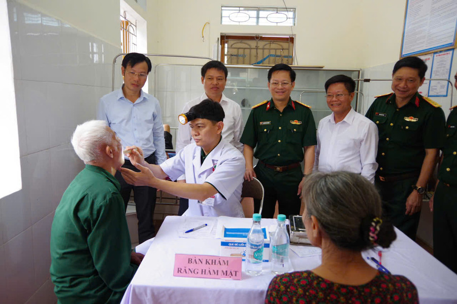 Bệnh viện Quân y 4 kết nghĩa, khám bệnh miễn phí cho người dân xã Cát Ngạn