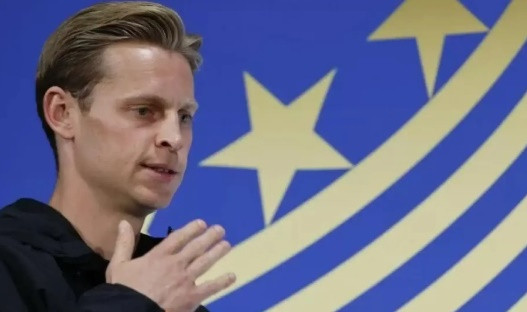 Frenkie de Jong dập tắt tin đồn rời Barcelona và làm rõ về chấn thương đầu gối