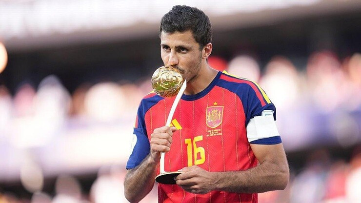 Cuộc đua Quả bóng vàng 2026: Rodri và Lamine Yamal áp đảo, Messi cùng Mbappe gặp bất lợi