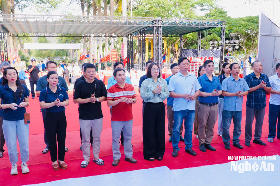 Báo và phát thanh, truyền hình Nghệ An dâng hương tri ân các Anh hùng liệt sĩ tại Nghĩa trang Quốc tế Việt - Lào