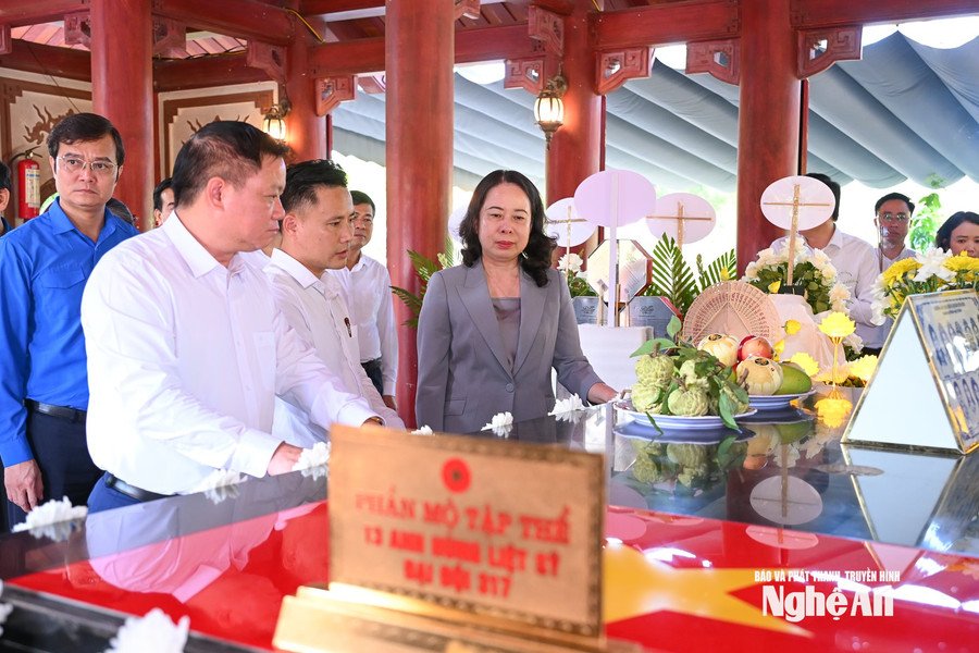 Phó Chủ tịch nước Võ Thị Ánh Xuân dâng hương tưởng niệm các Anh hùng liệt sĩ tại Khu Di tích lịch sử Quốc gia Truông Bồn