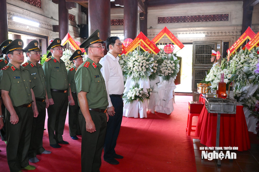Thứ trưởng Bộ Công an tưởng niệm Chủ tịch Hồ Chí Minh, tri ân các Anh hùng liệt sĩ