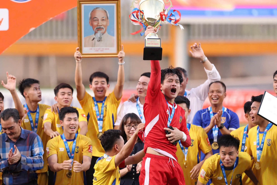 Thủ môn Cao Văn Bình làm nên "điều hiếm thấy" tại Giải U21 Quốc gia 2026