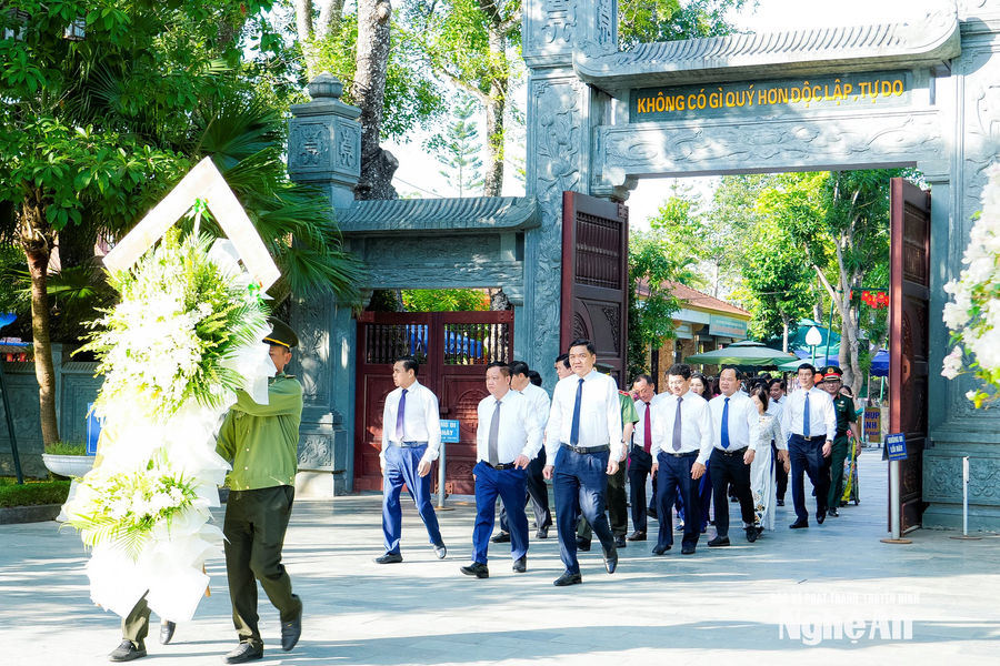 Lãnh đạo tỉnh Nghệ An dâng hoa, dâng hương tưởng niệm Chủ tịch Hồ Chí Minh và các Anh hùng liệt sĩ
