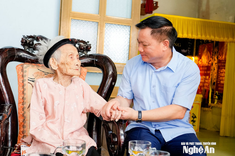Bí thư Tỉnh ủy Nguyễn Khắc Thận thăm, tặng quà tri ân Bà Mẹ Việt Nam Anh hùng, thương binh