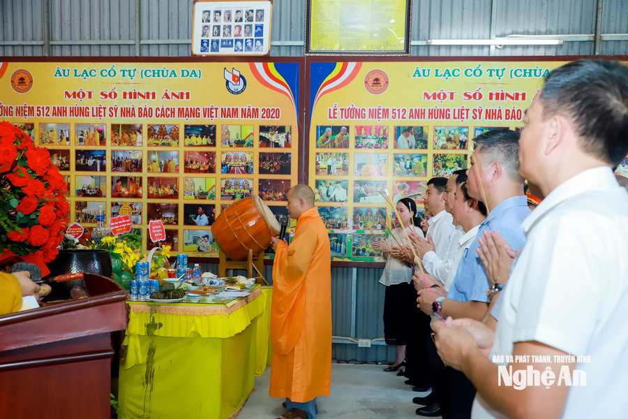 Ban Chấp hành Hội Nhà báo Nghệ An dâng hương tưởng niệm các Anh hùng liệt sĩ là nhà báo cách mạng Việt Nam