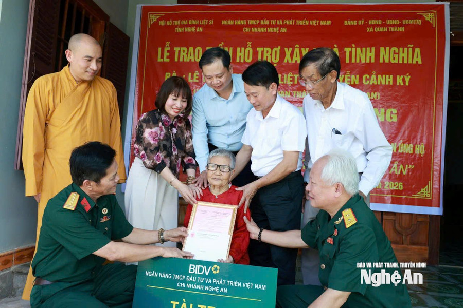 Trao 230 triệu đồng hỗ trợ 4 gia đình liệt sĩ xây nhà tình nghĩa