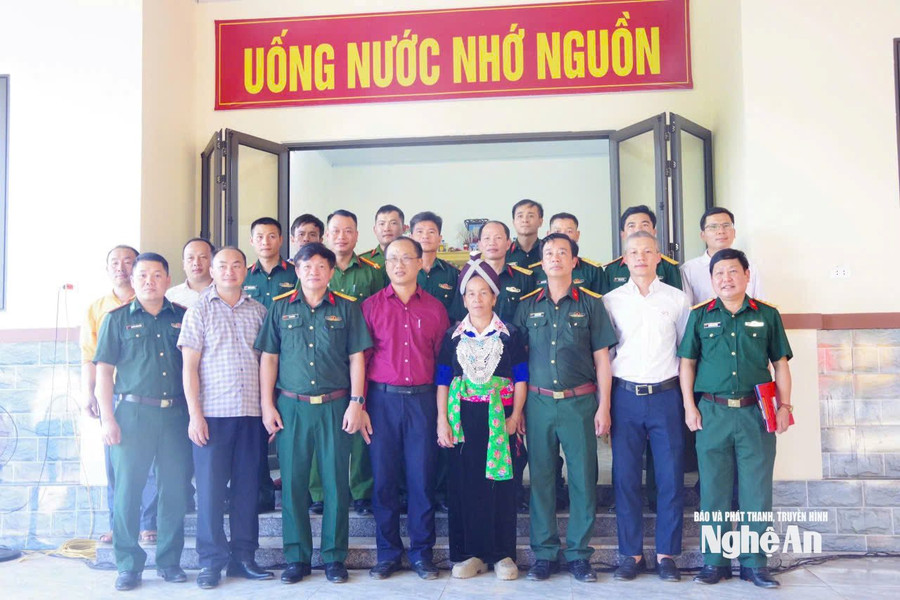 Tặng nhà cho gia đình liệt sĩ ở xã biên giới Nghệ An