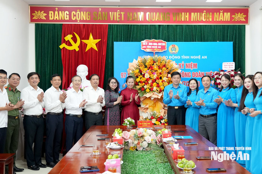 Phó Bí thư Tỉnh ủy Võ Thị Minh Sinh chúc mừng Liên đoàn Lao động tỉnh nhân kỷ niệm 97 năm Ngày thành lập Công đoàn Việt Nam