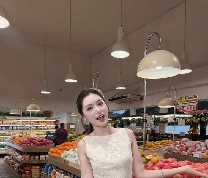 Phương Oanh gây chú ý với phong cách đời thường rạng rỡ trong chuyến du lịch Indonesia