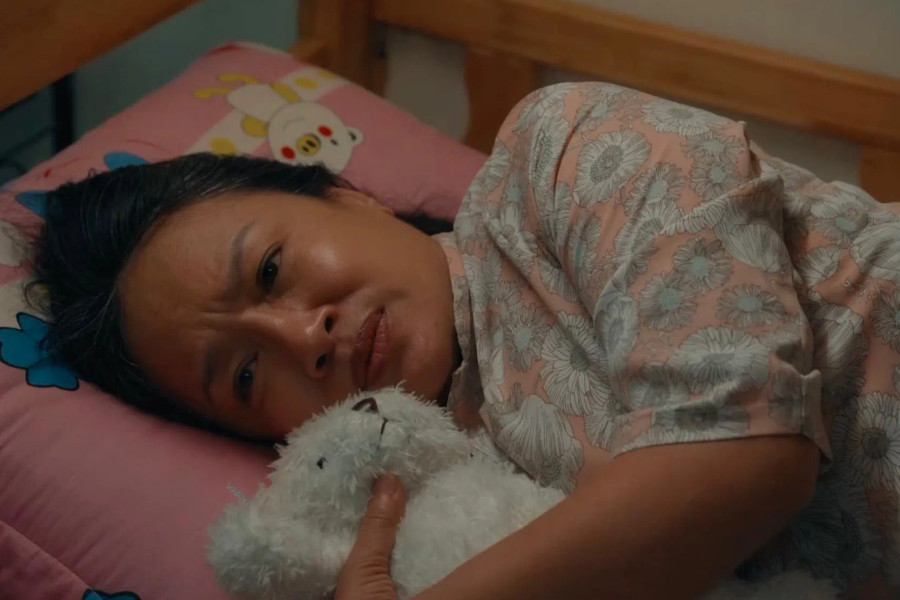 Phim "Dưới ô cửa sáng đèn" tập 31: Bà Phụng qua đời đột ngột, Diệu trăn trở chuyện người cũ