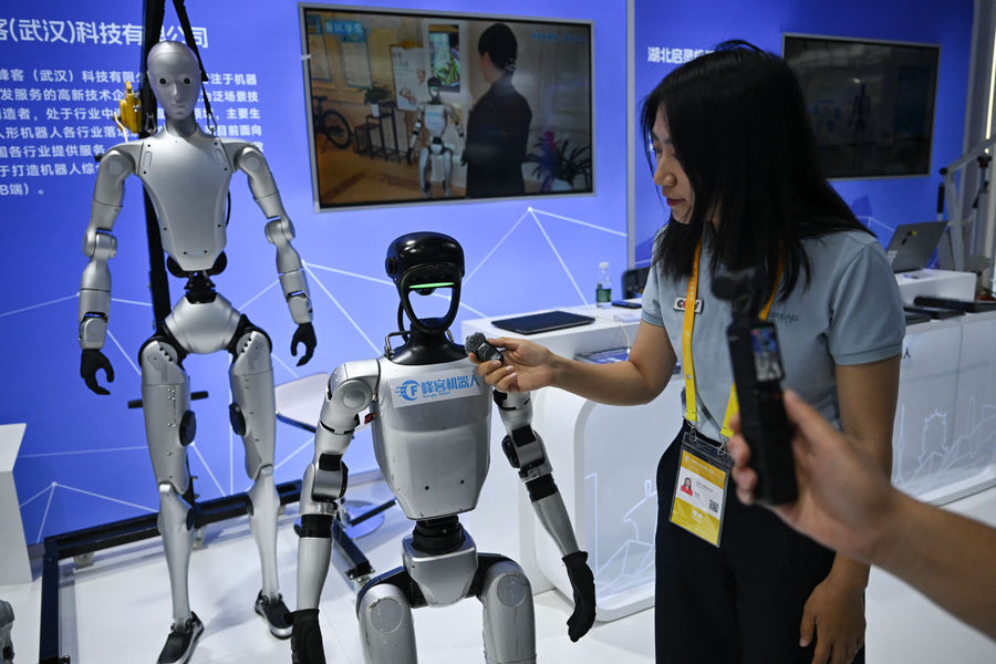 Trung Quốc cáo buộc Mỹ đàn áp sau lệnh cấm robot hình người