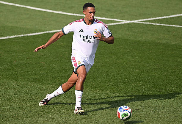 William Gallas cảnh báo Alexander-Arnold trước yêu cầu phòng ngự của Mourinho tại Real Madrid