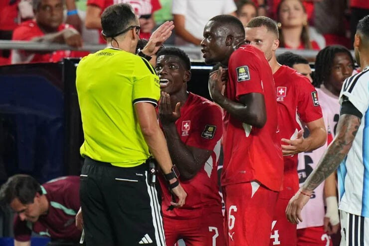 FIFA bảo vệ quyết định rút thẻ đỏ Embolo trận Thụy Sĩ - Argentina