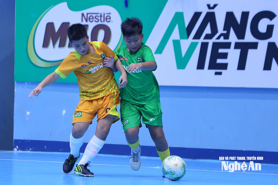 U11 Sông Lam Nghệ An ngược dòng đánh bại U11 Thuận An TP.HCM, giành vé vào tứ kết