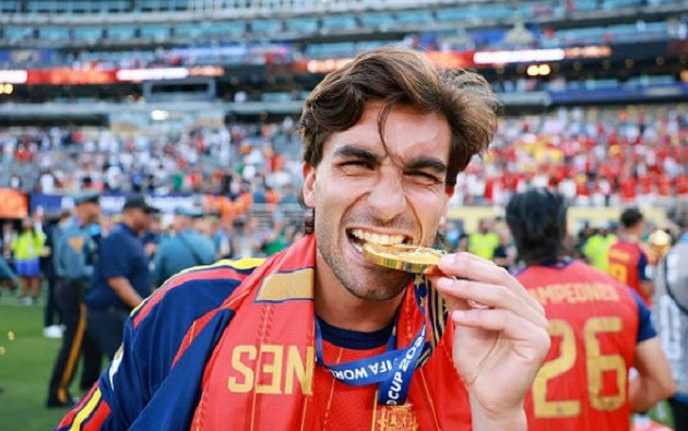 Arsenal dẫn đầu cuộc đua chiêu mộ Ferran Torres khi Barcelona vướng rào cản tài chính