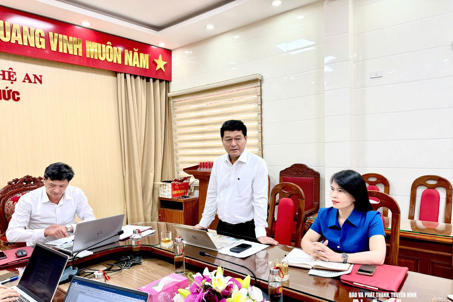 Trưởng Ban Tổ chức Tỉnh ủy, Phó Bí thư Thường trực Đảng ủy Các cơ quan Đảng tỉnh dự sinh hoạt chi bộ định kỳ tháng 8